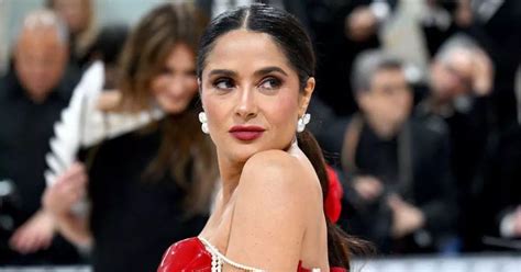 Salma Hayek sends fans into frenzy with string of saucy naked。